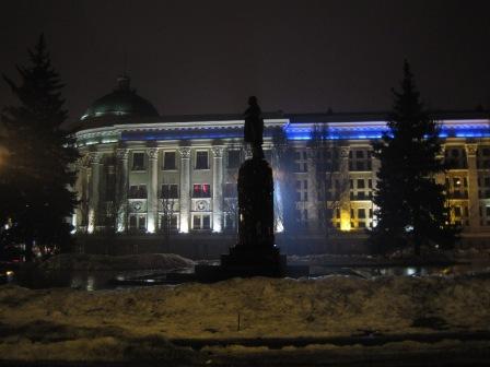 Вечер у памятника Т.Г. Шевченко. - 31 декабря 2009 Сегодня в 18.00 на месте нашего собрания тепло +9''С, снег тает, моросит дождь 002.jpg
